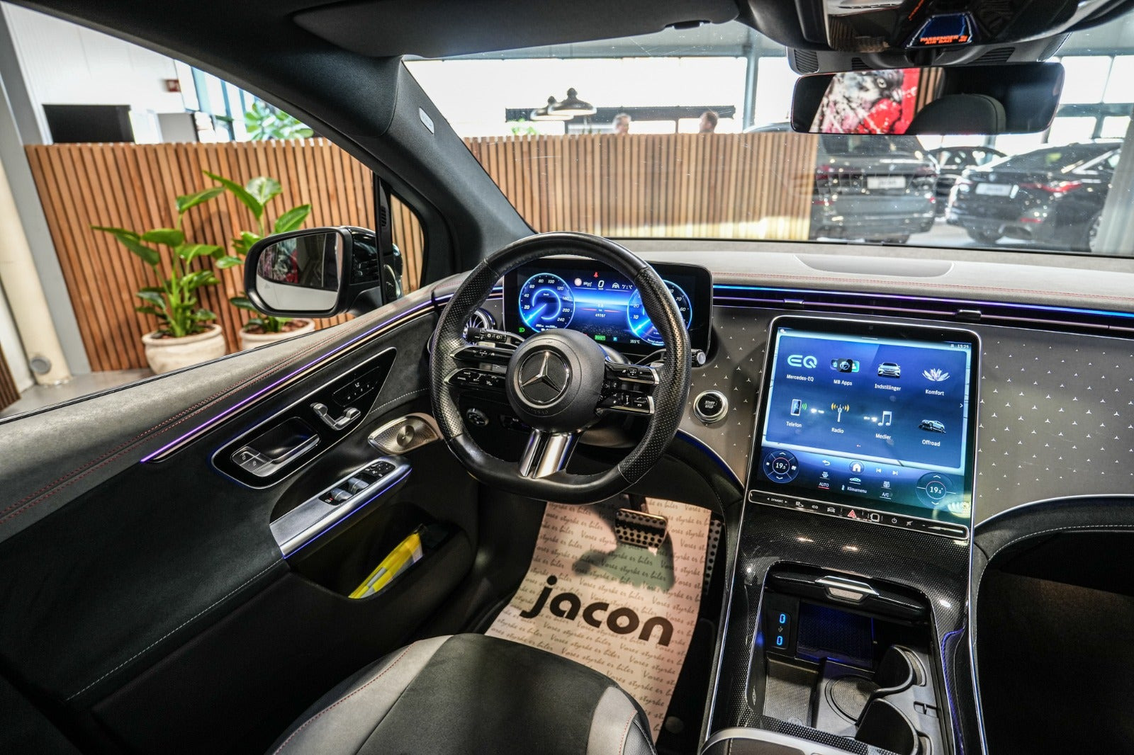 Grå Mercedes EQE350 SUV fra 2023