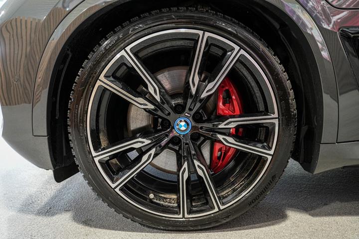 Grå BMW X5 fra 2023