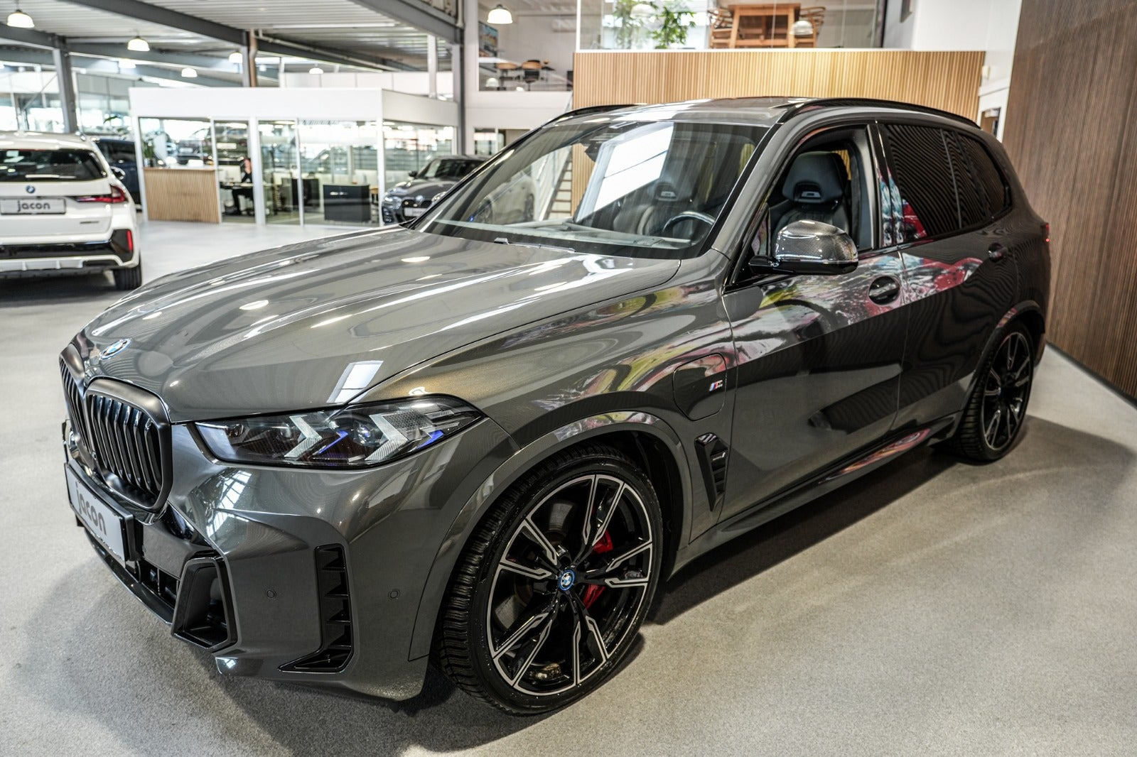 Grå BMW X5 fra 2023