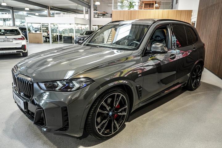 Grå BMW X5 fra 2023