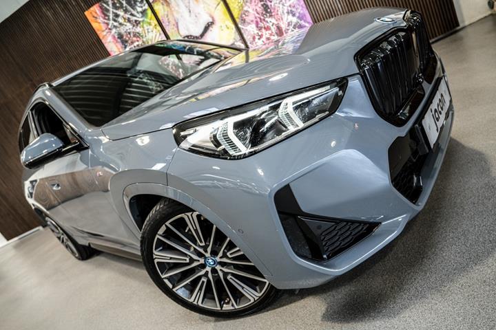 Grå BMW iX1 fra 2023