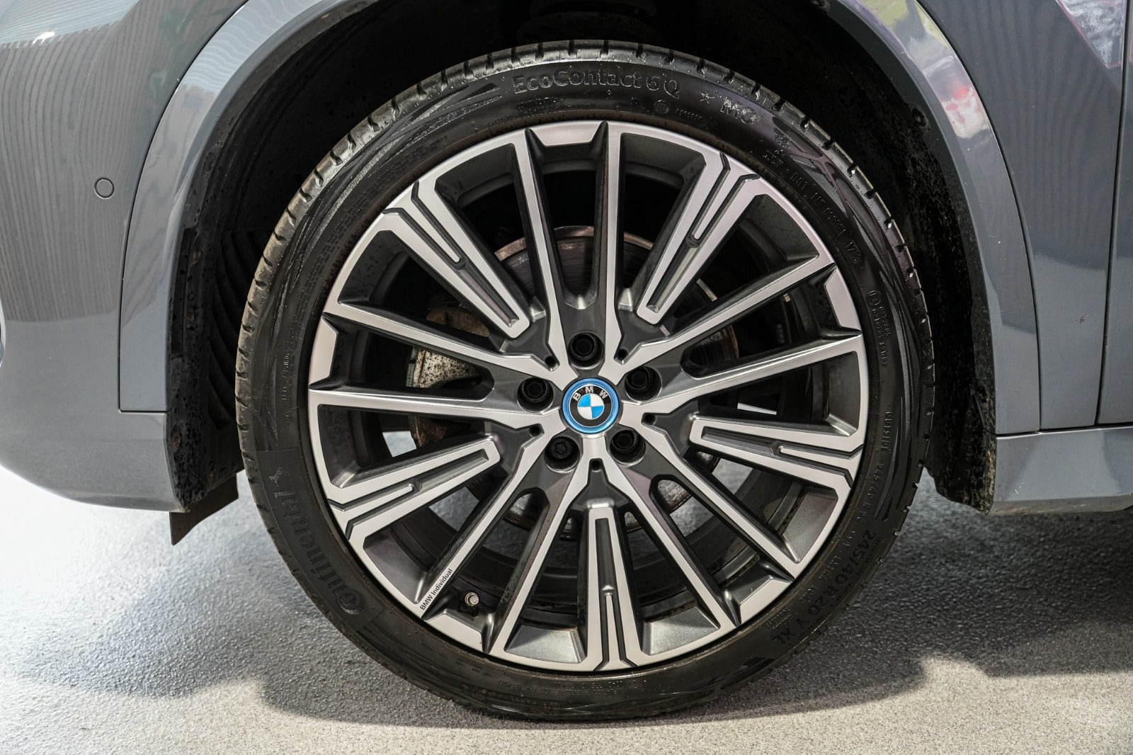 Grå BMW iX1 fra 2023