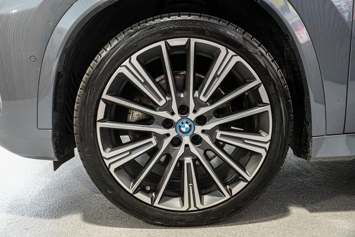 Grå BMW iX1 fra 2023