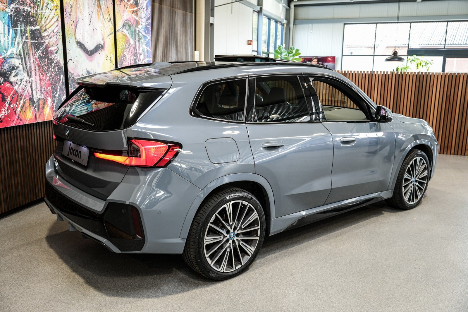 Grå BMW iX1 fra 2023