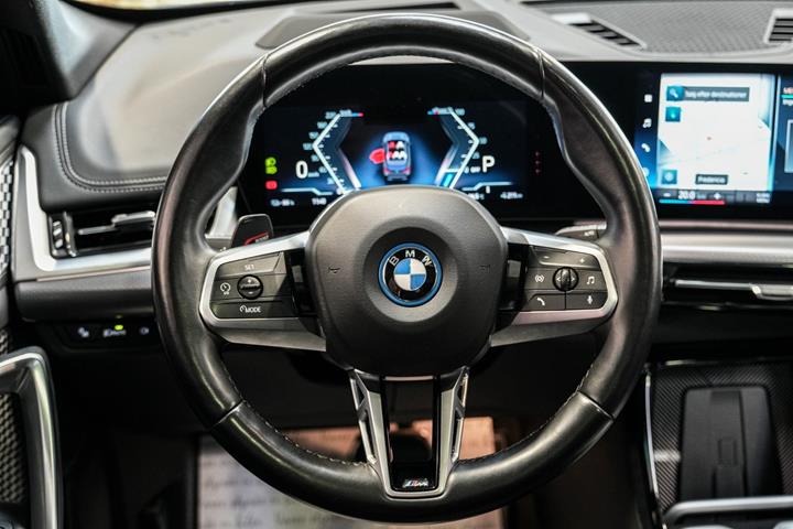 Grå BMW iX1 fra 2023