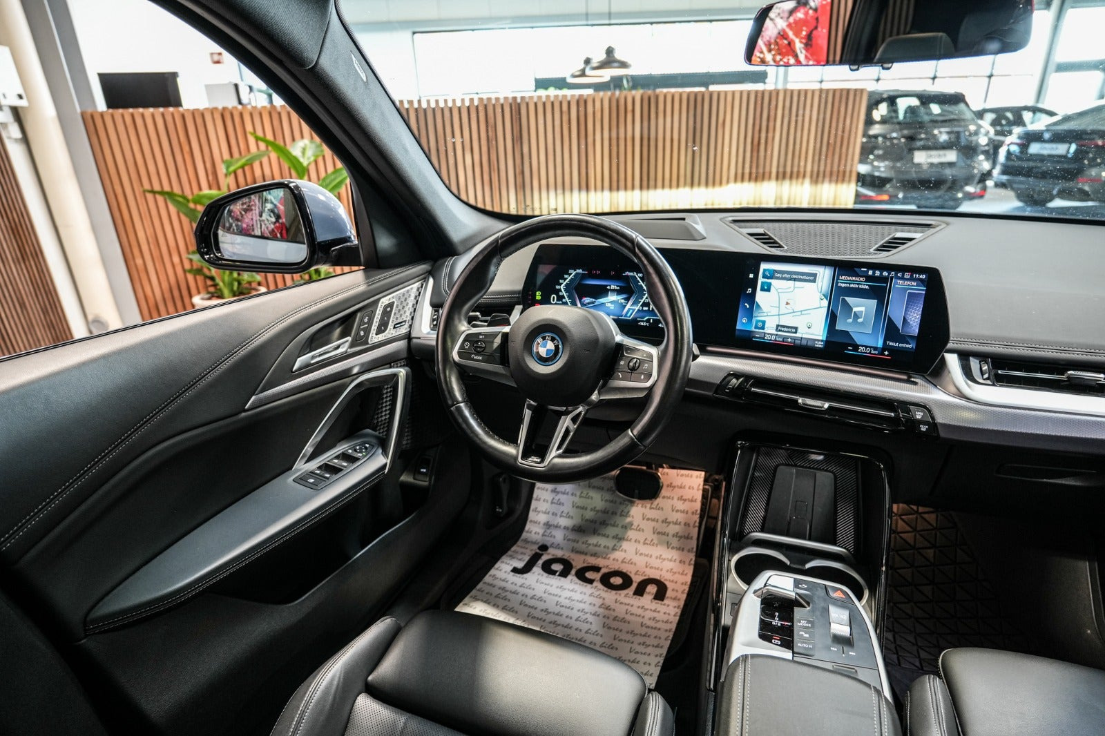 Grå BMW iX1 fra 2023