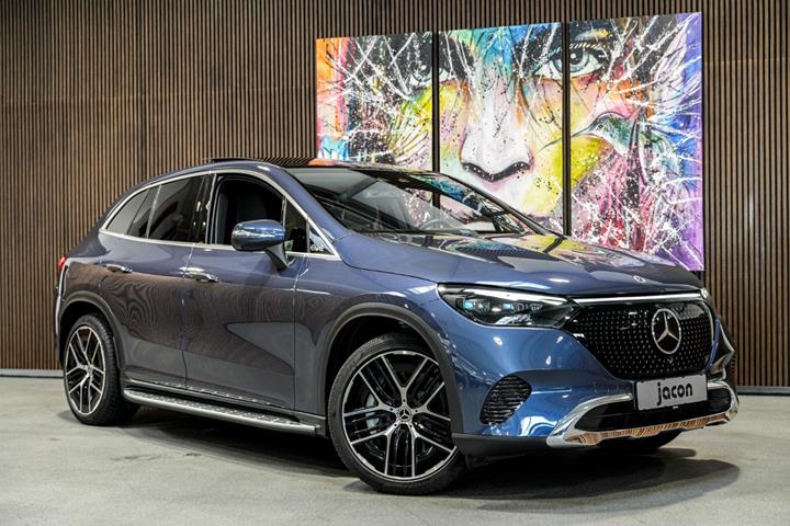 Blå Mercedes EQE350 SUV fra 2023