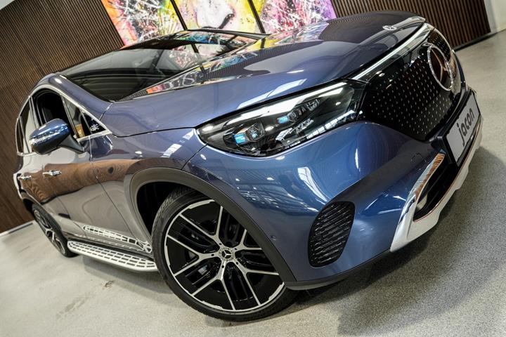 Blå Mercedes EQE350 SUV fra 2023