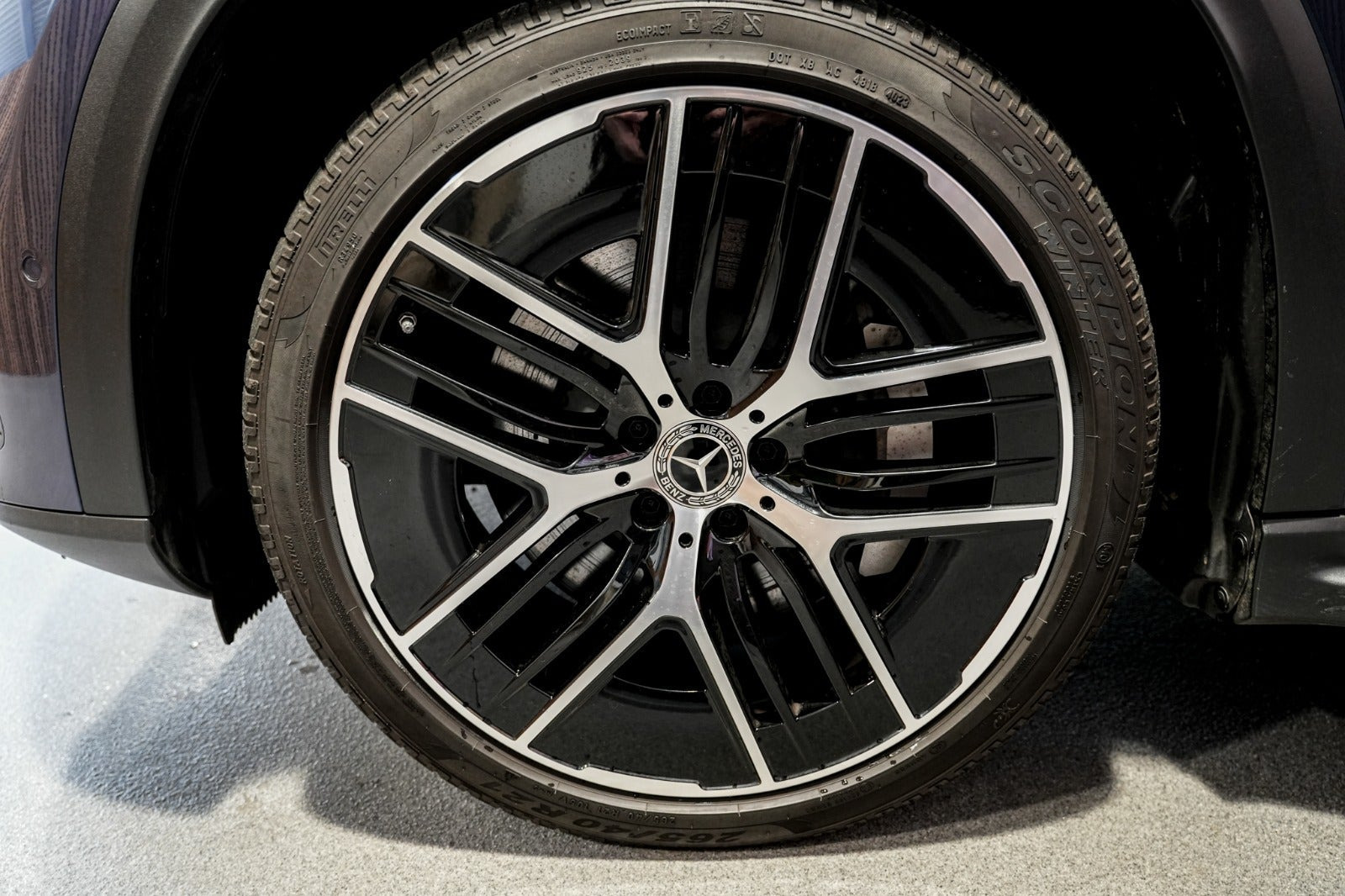 Blå Mercedes EQE350 SUV fra 2023
