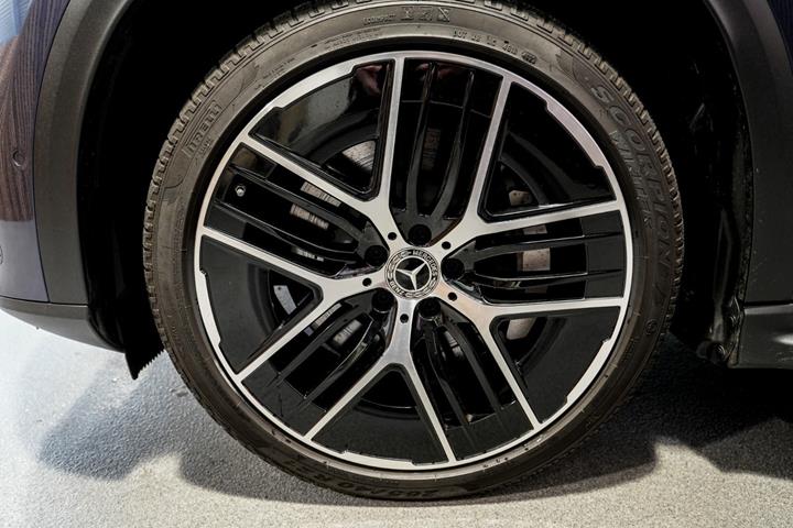 Blå Mercedes EQE350 SUV fra 2023