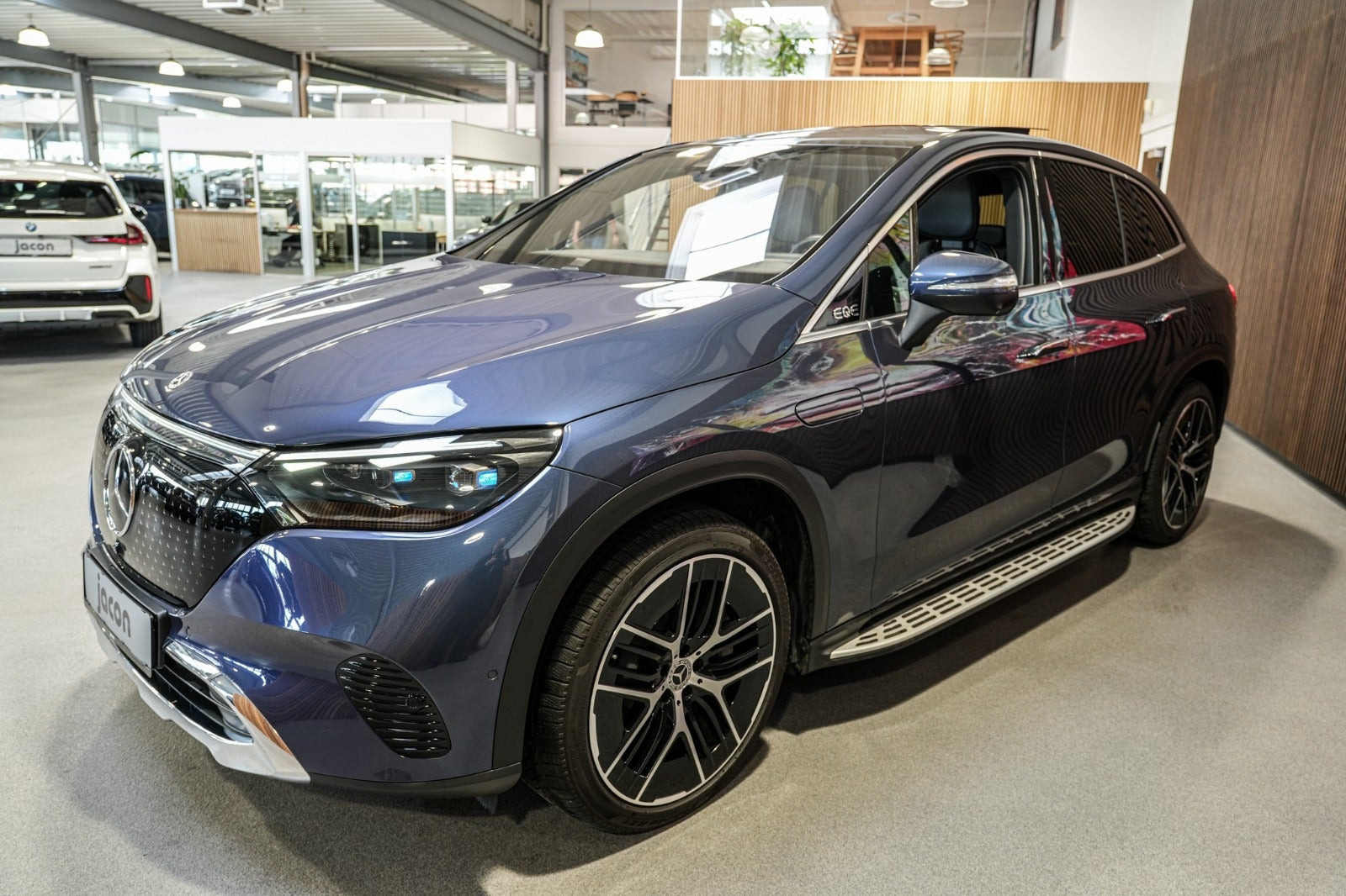 Blå Mercedes EQE350 SUV fra 2023