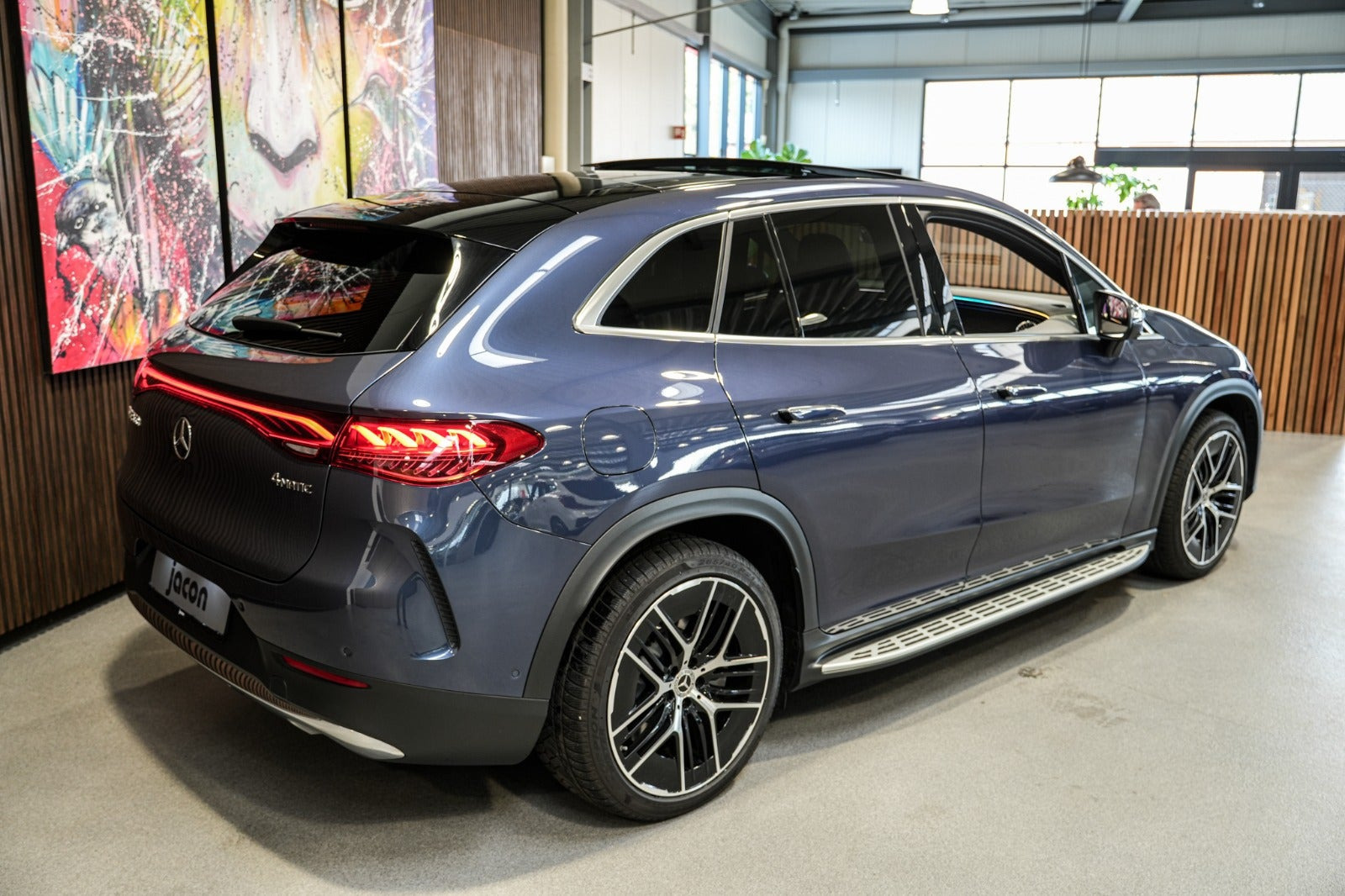 Blå Mercedes EQE350 SUV fra 2023