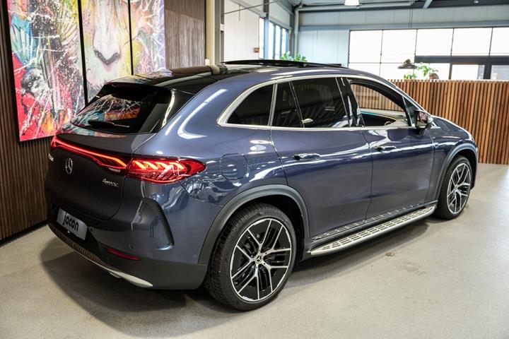 Blå Mercedes EQE350 SUV fra 2023