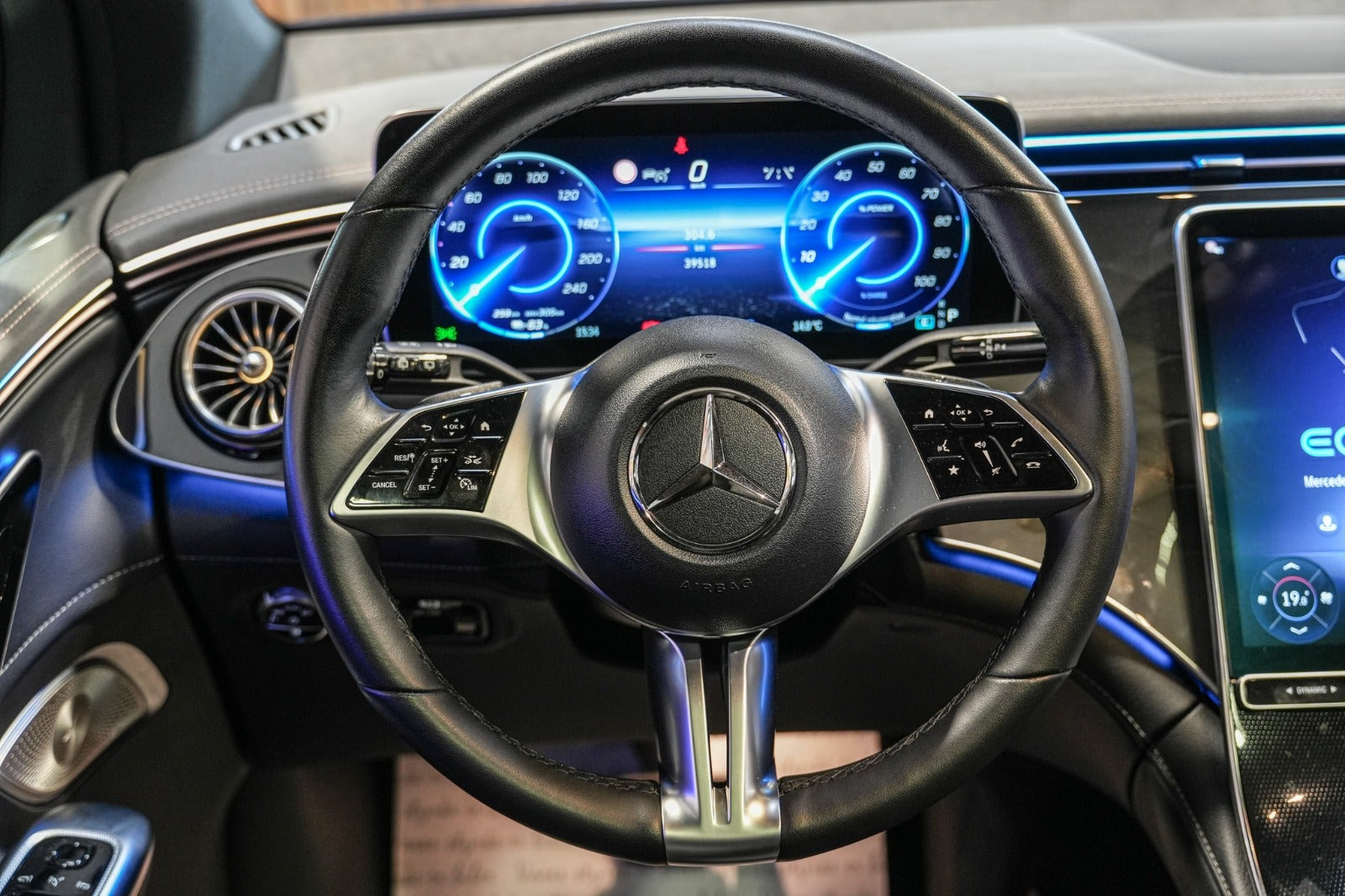 Blå Mercedes EQE350 SUV fra 2023