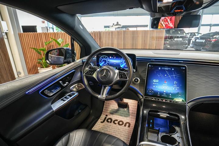Blå Mercedes EQE350 SUV fra 2023