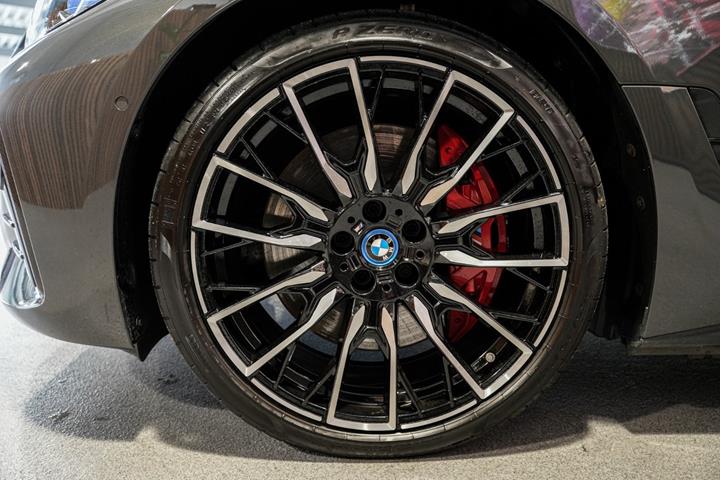 Grå BMW i4 fra 2022