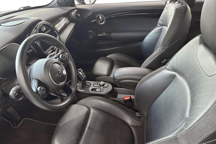 Grå Mini Cooper fra 2020