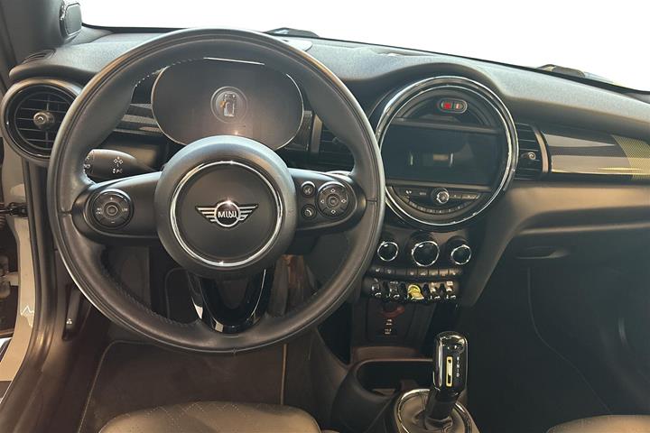 Grå Mini Cooper fra 2020