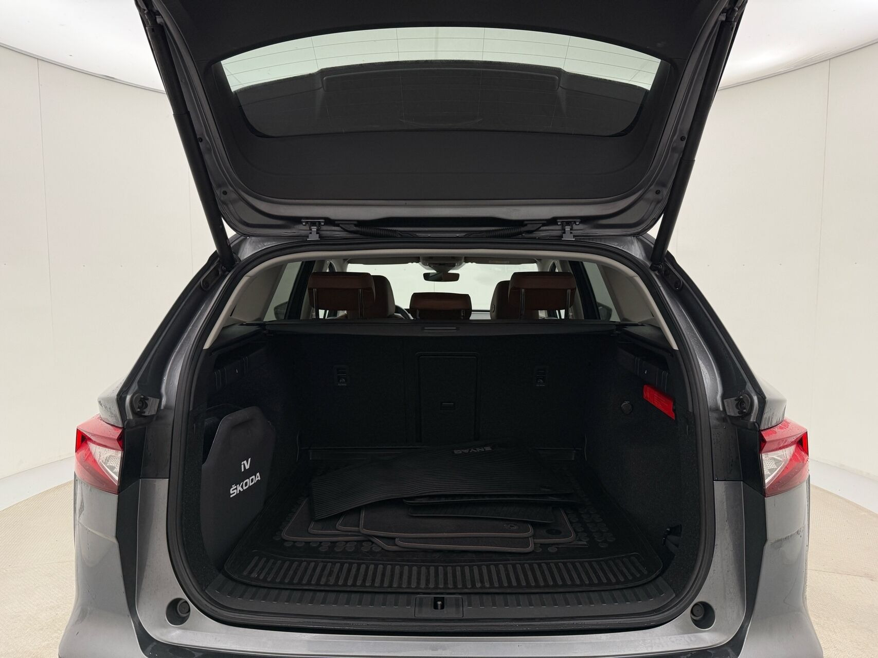 Grå Skoda Enyaq fra 2022
