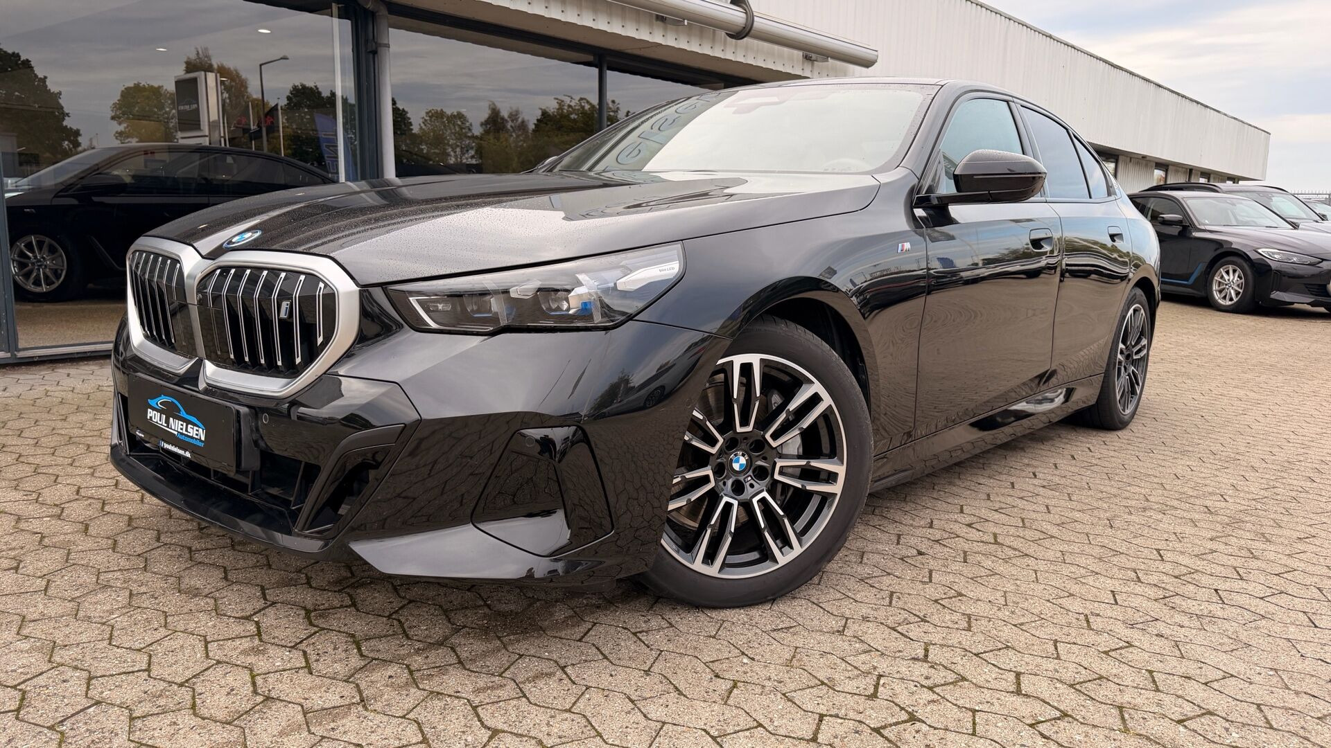 Sort BMW i5 fra 2025