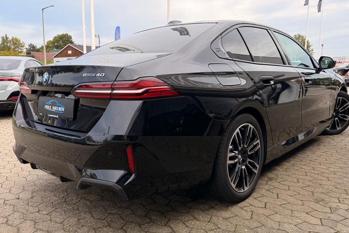 Sort BMW i5 fra 2025