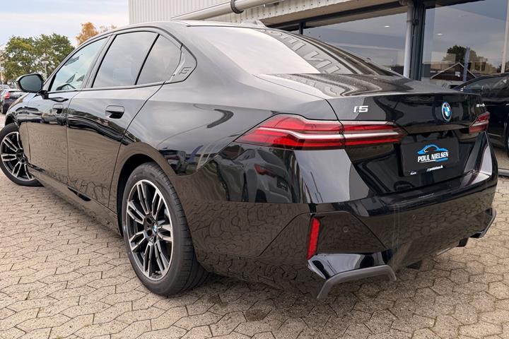Sort BMW i5 fra 2025