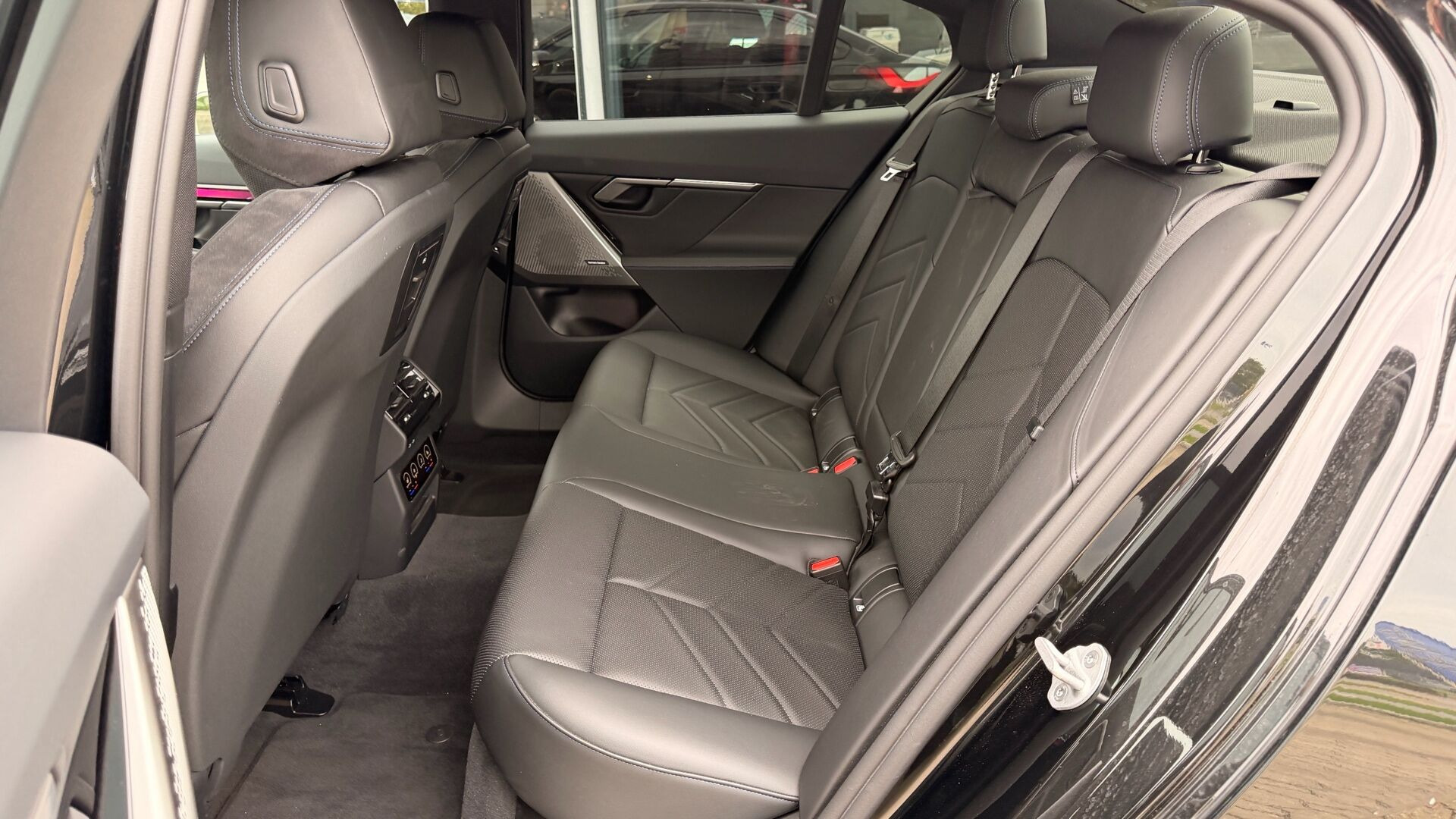 Sort BMW i5 fra 2025