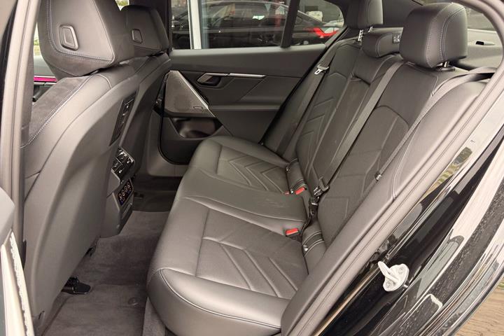 Sort BMW i5 fra 2025