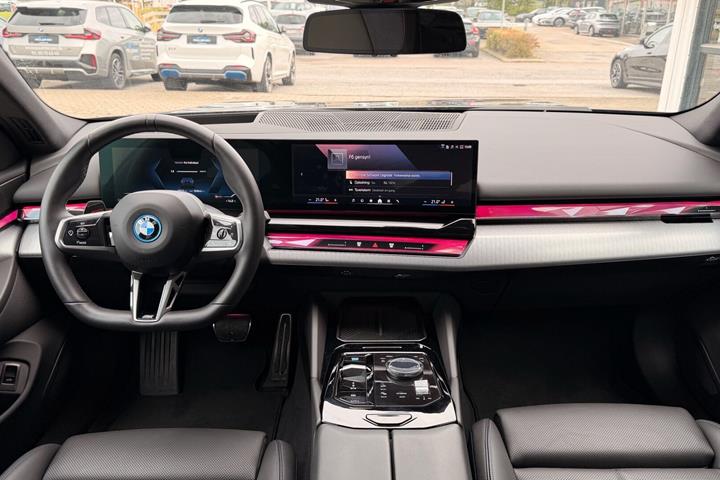 Sort BMW i5 fra 2025