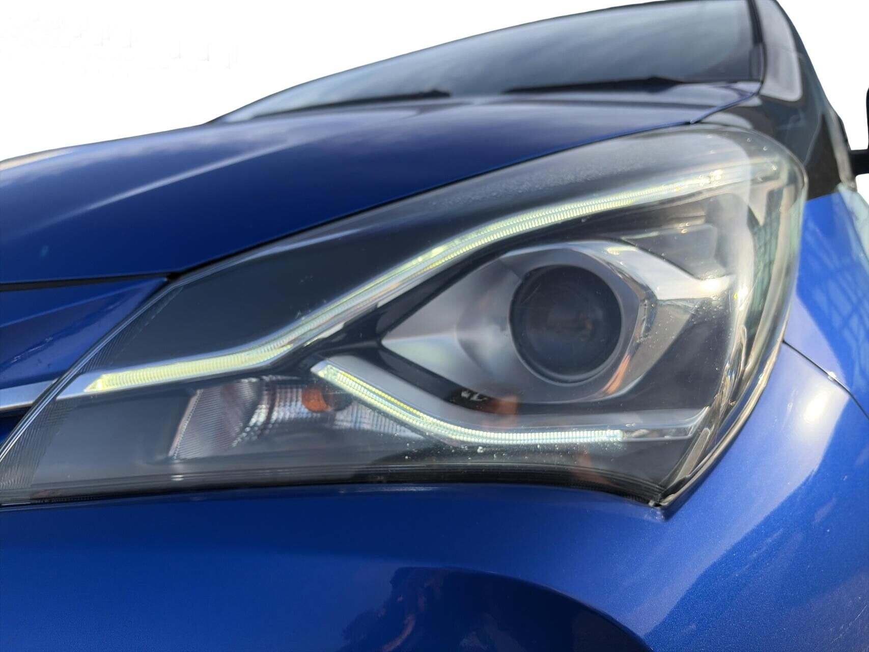 Blå Toyota Yaris fra 2019