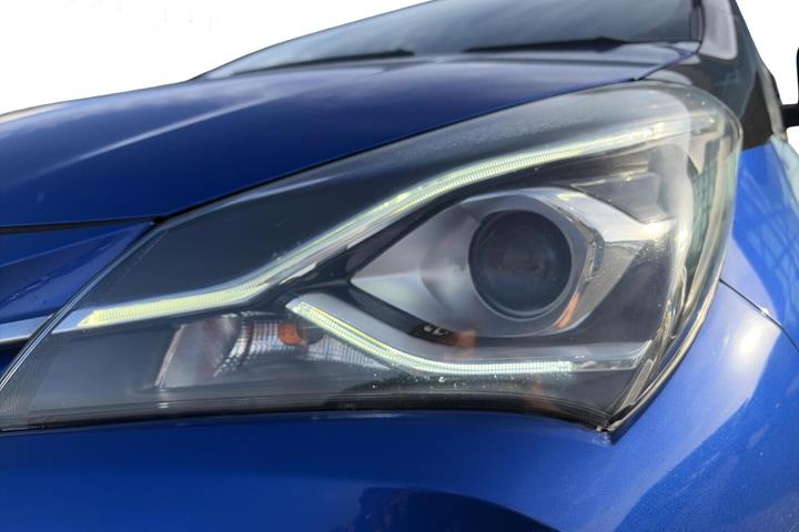 Blå Toyota Yaris fra 2019