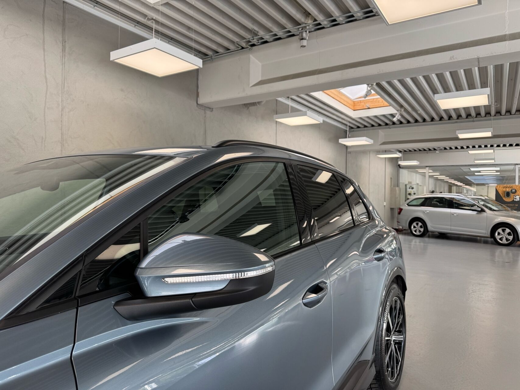 Blå Audi Q4 fra 2024
