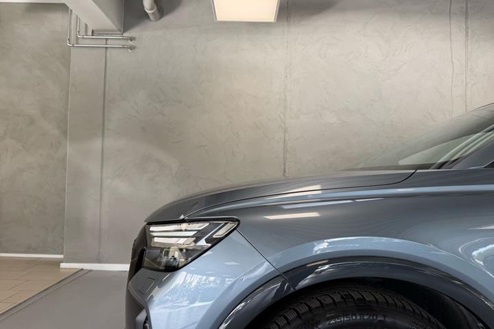 Blå Audi Q4 fra 2024