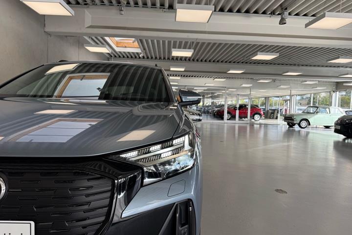 Blå Audi Q4 fra 2024
