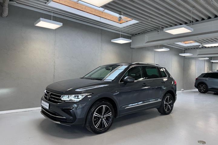 Grå VW Tiguan fra 2022