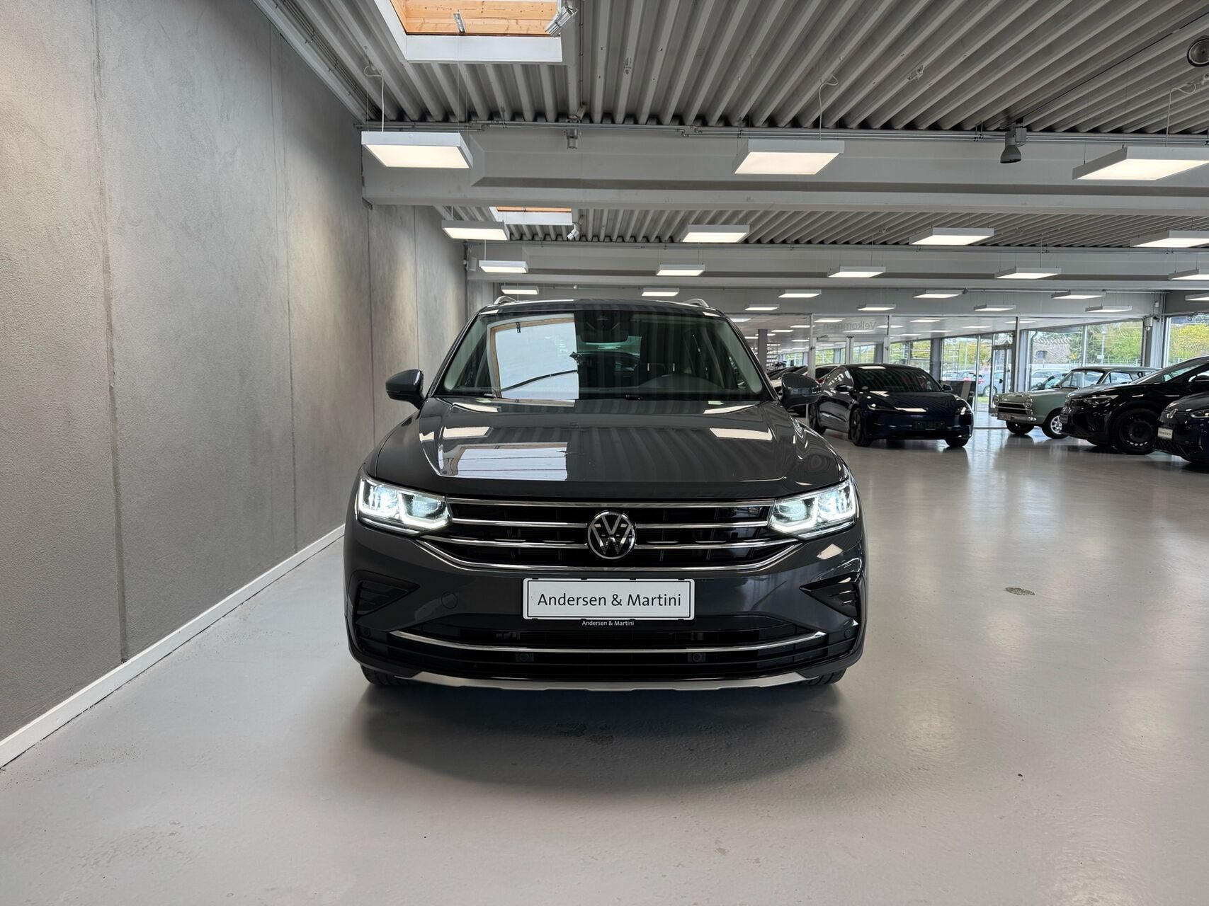 Grå VW Tiguan fra 2022