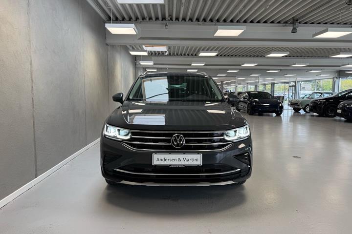 Grå VW Tiguan fra 2022