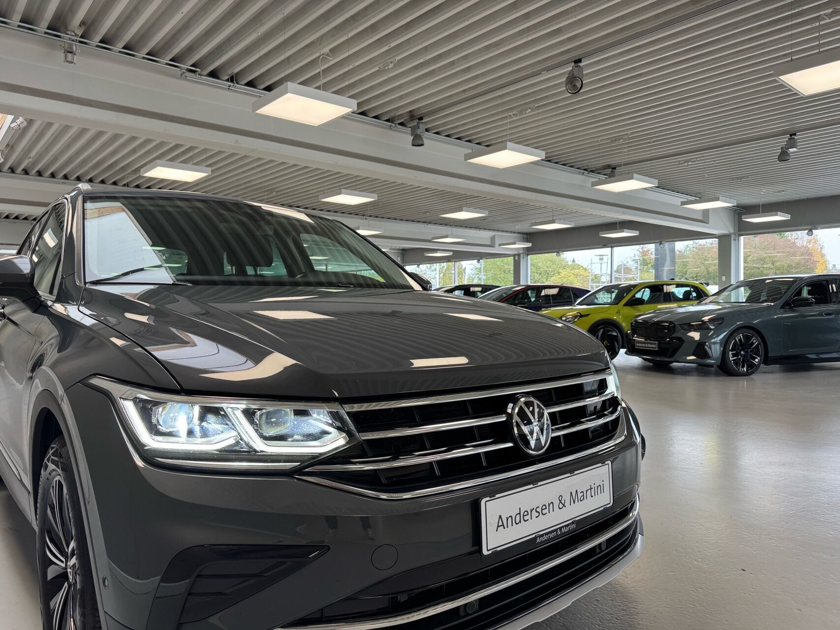 Grå VW Tiguan fra 2022