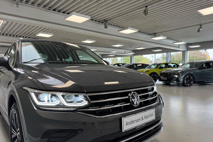 Grå VW Tiguan fra 2022