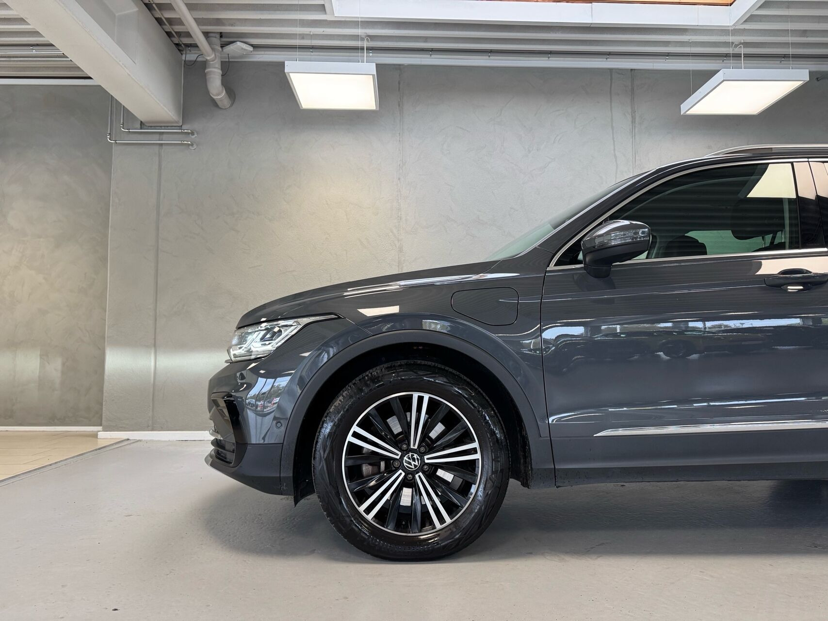 Grå VW Tiguan fra 2022