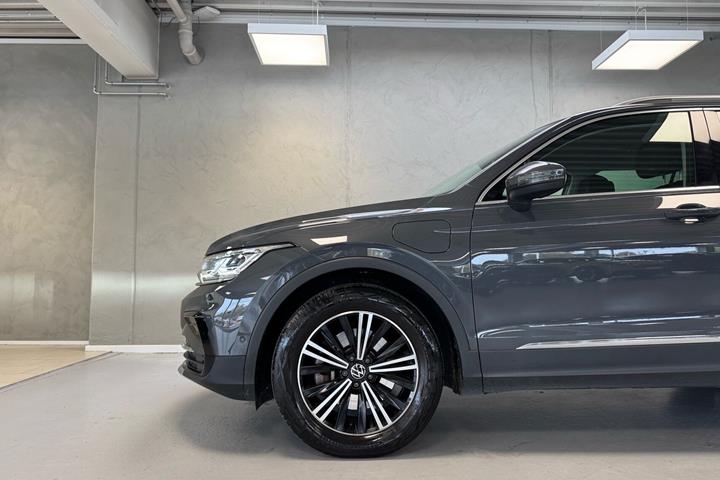 Grå VW Tiguan fra 2022