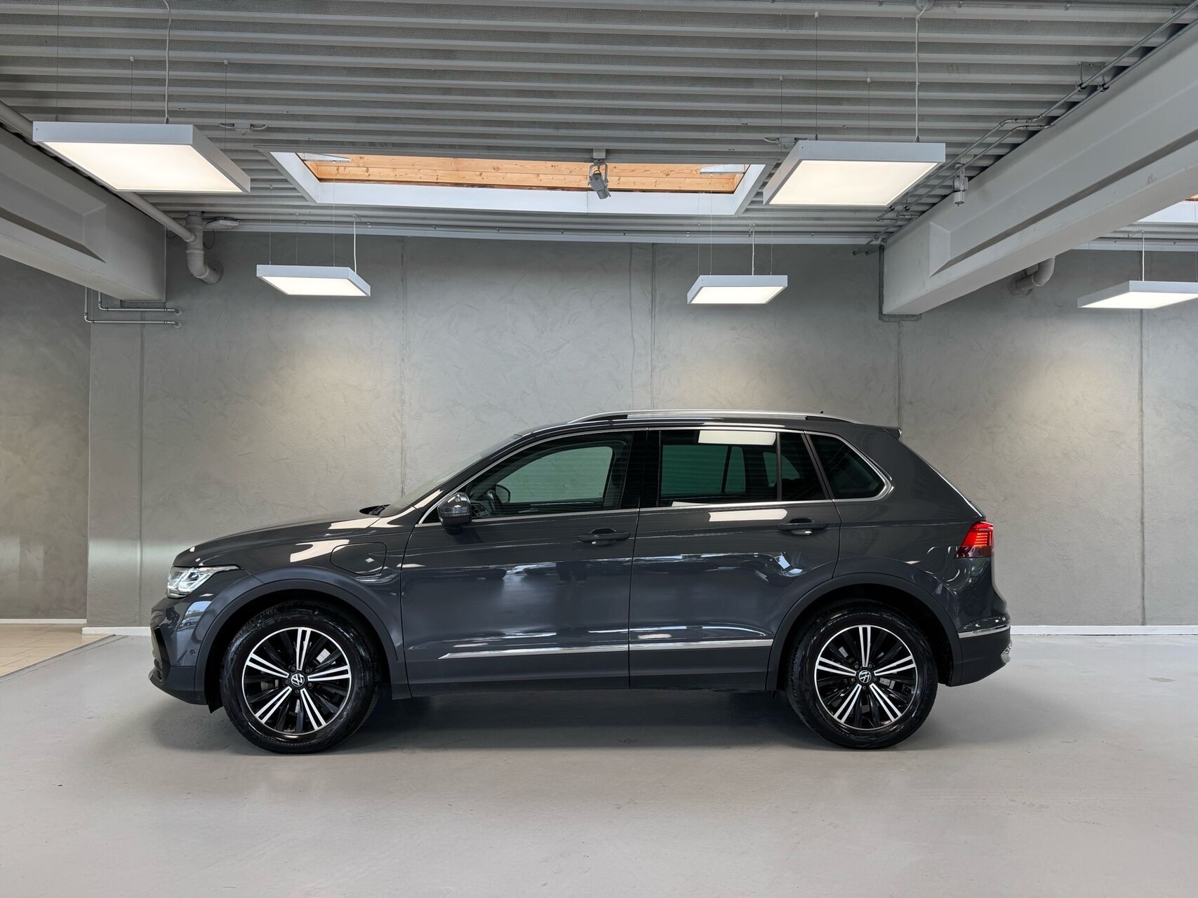 Grå VW Tiguan fra 2022