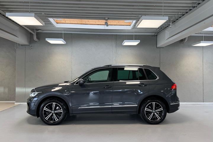 Grå VW Tiguan fra 2022