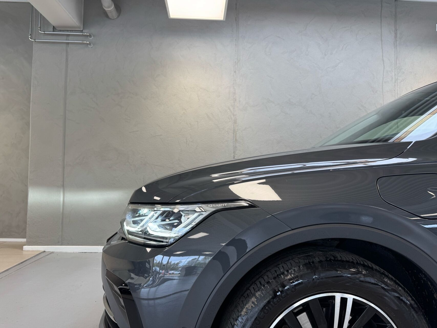 Grå VW Tiguan fra 2022