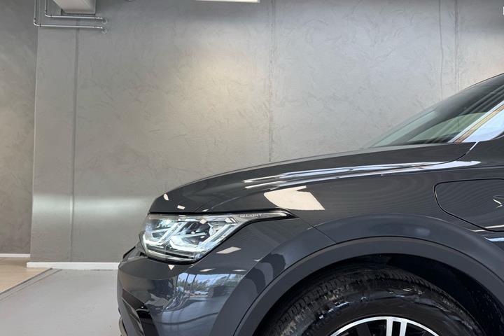 Grå VW Tiguan fra 2022