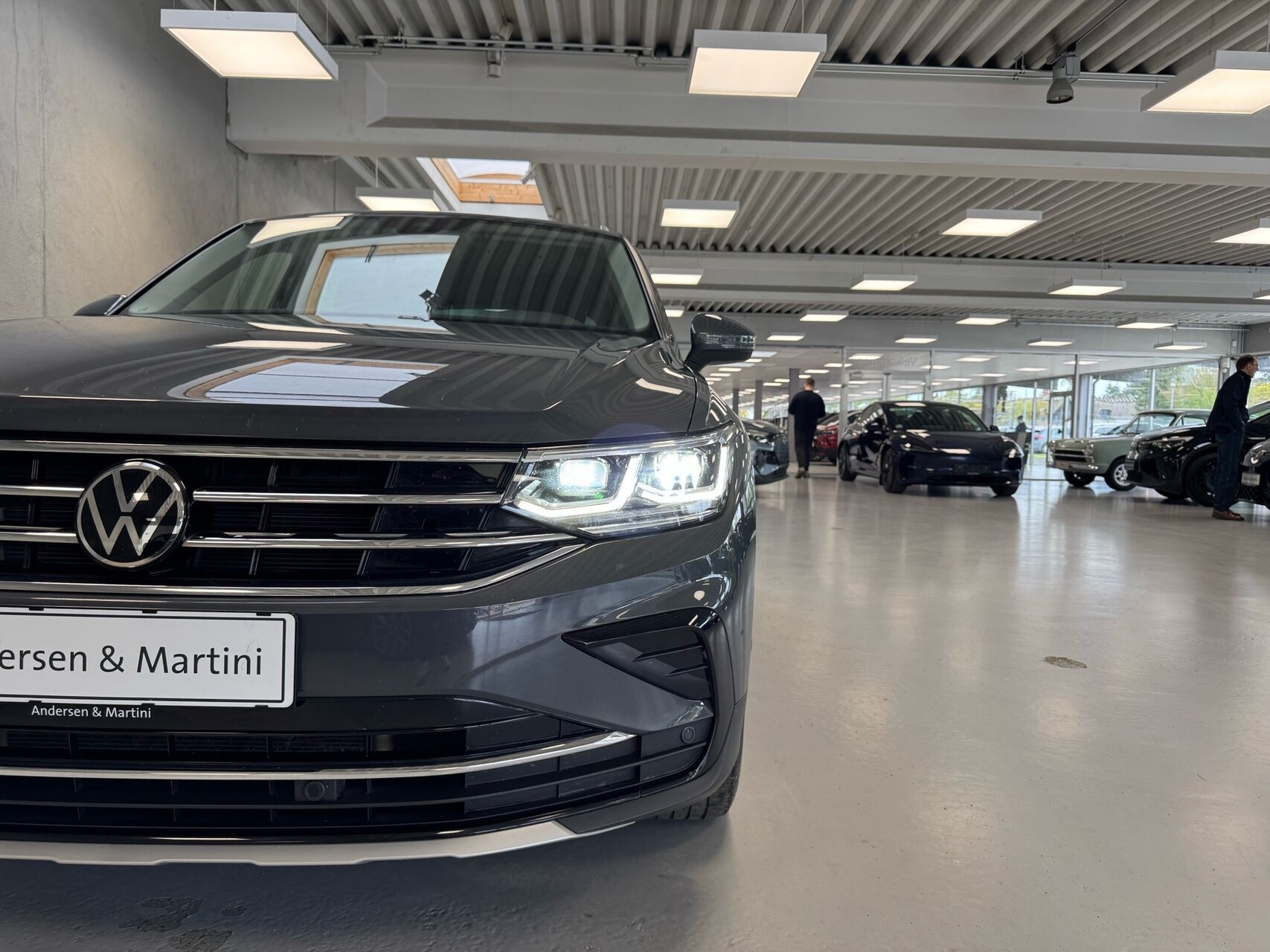 Grå VW Tiguan fra 2022