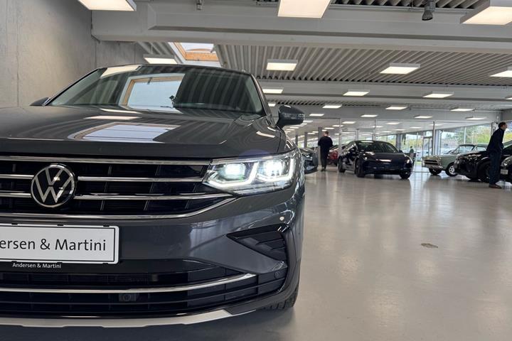 Grå VW Tiguan fra 2022