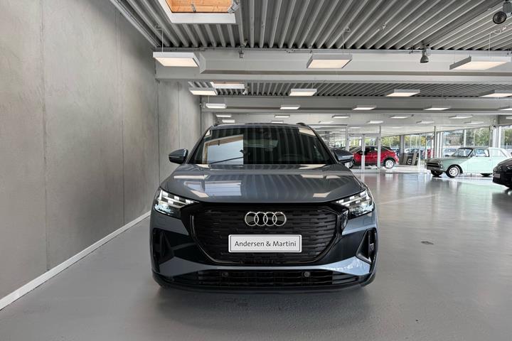 Blå Audi Q4 fra 2024
