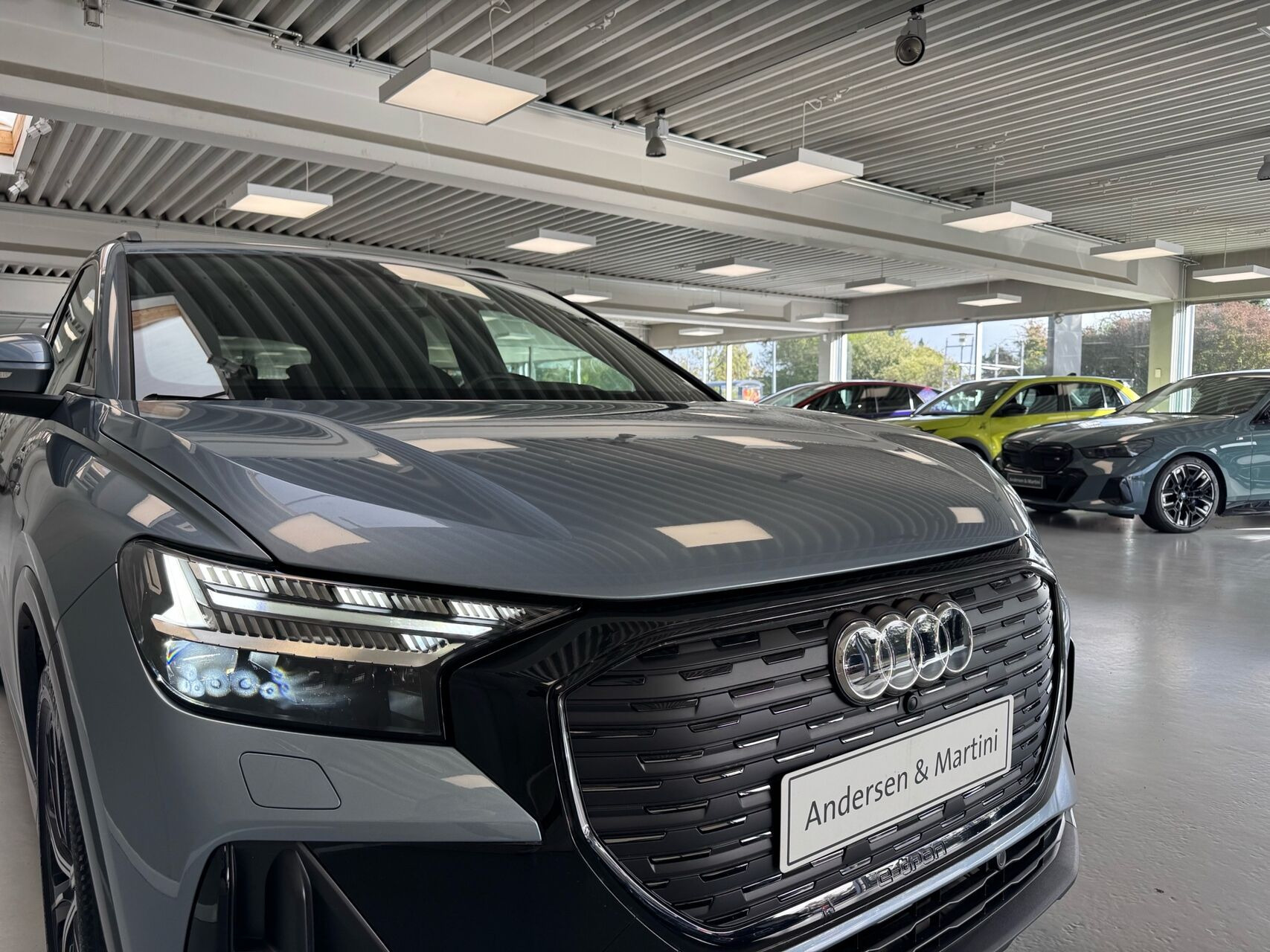 Blå Audi Q4 fra 2024