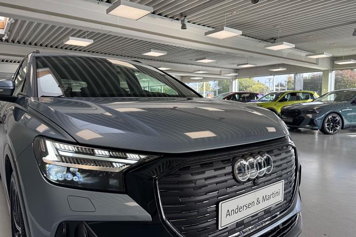 Blå Audi Q4 fra 2024